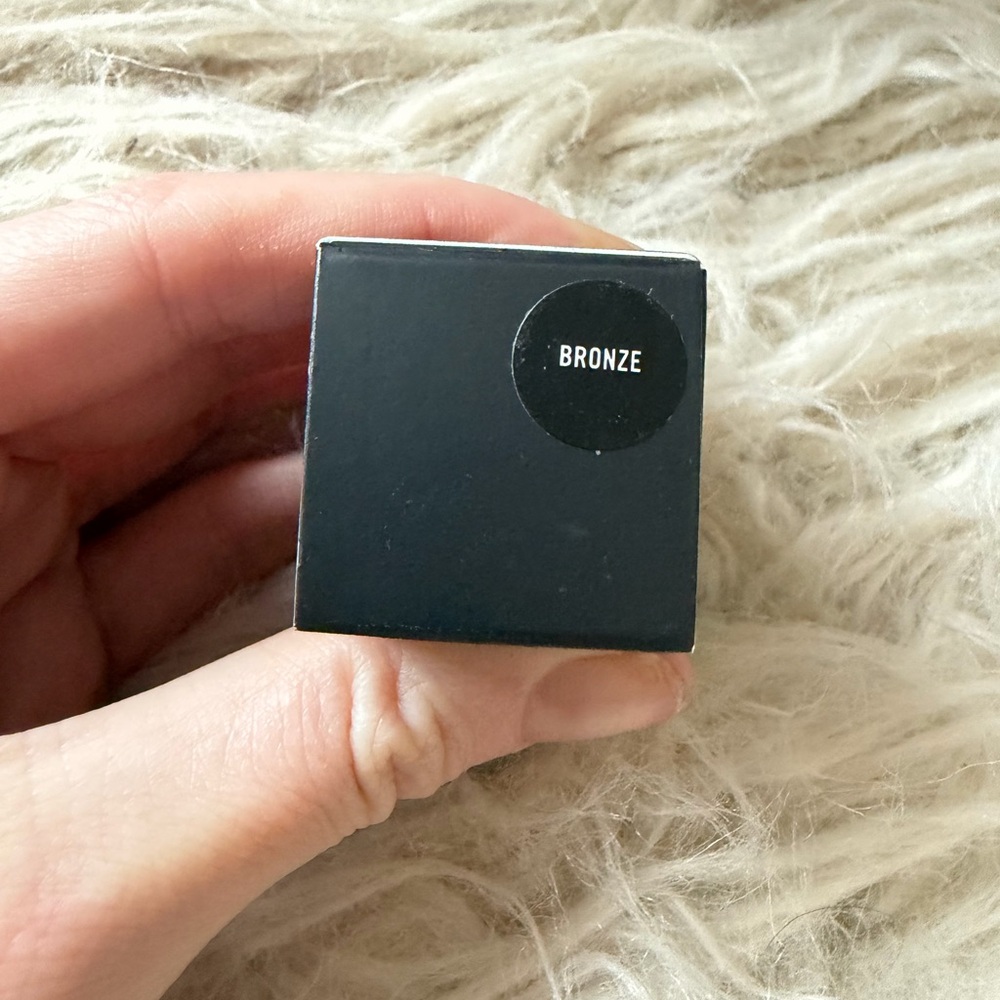 MAC Cosmetics Glitter in Shimmering Bronze - Picture 5 of 5